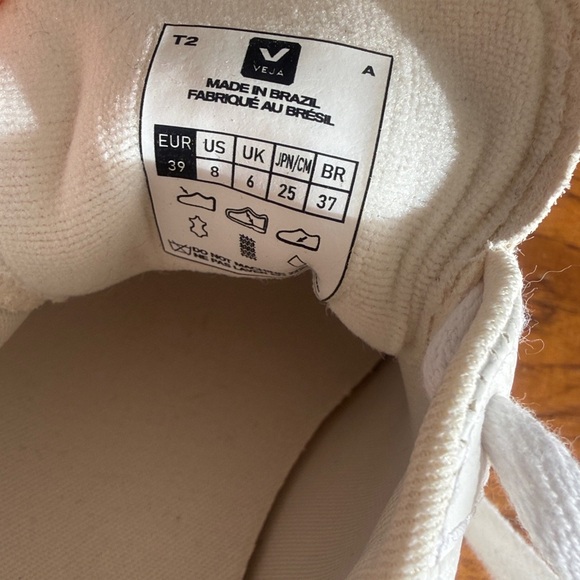 Veja V12 Sneaker in White - Picture 2 of 5